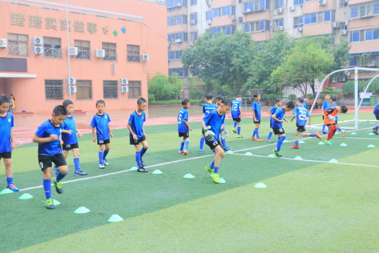 郑州20余名小足球运动员冒雨训练 科目不输职