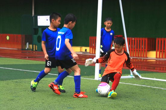 郑州20余名小足球运动员冒雨训练 科目不输职