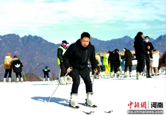 平顶山市文旅局局长徐渊趁周末休息练习滑雪，助力冬游发展。