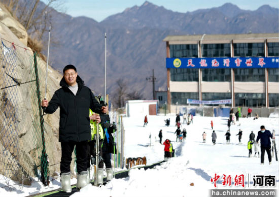 鲁山县文旅局局长景春迎周末在滑雪场参与活动，助推冬游发展。