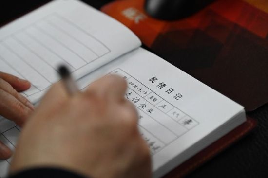 3月12日，赵化录在办公室内写民情日记。新华社记者 张浩然 摄