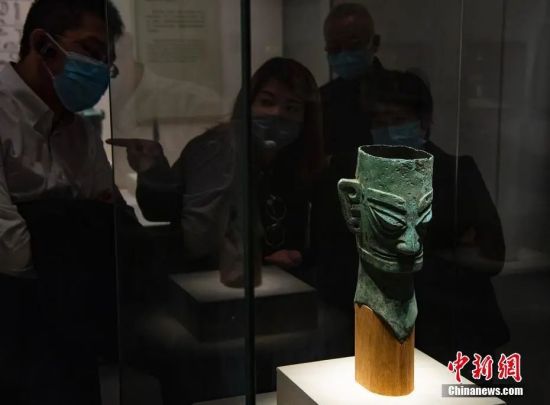　�Y料�D：�⒂^者在位于北京的中����家博物�^��⒂^�^藏三星堆文物“青�~人首”。中新社�者 侯宇 �z
