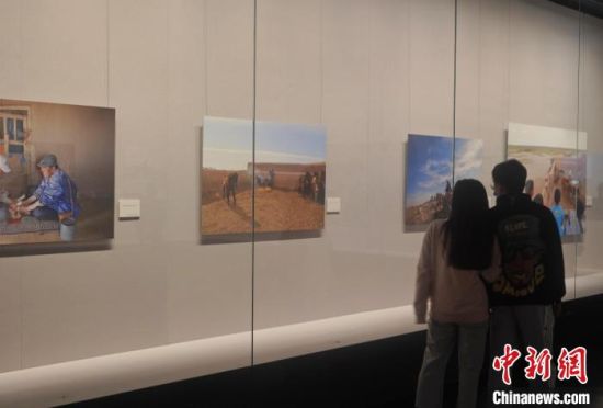 　　民众观赏沿黄河流域九省(区)摄影作品。　刘鹏 摄