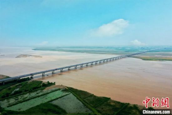 　图为郑州黄河大桥。王羿 摄