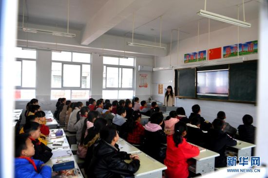 　在河南省信阳市新县箭厂河列宁小学，学生在多媒体教室上课(4月6日摄)。新华社记者 郝源 摄