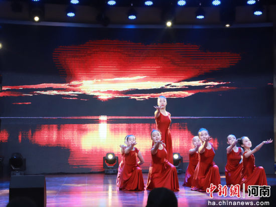河南省�D女�和�活�又行��|舞蹈社�F表演舞蹈《祖��在我心中》。主�k方供�D