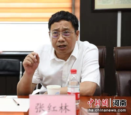 河南省委统战部副部长张红林与参会人员座谈交流交流。阚力 摄
