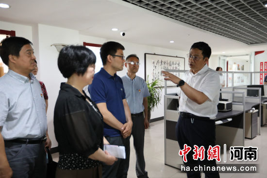 河南省委统战部副部长张红林一行参观中新社河南分社，并就分社未来发展交流想法。阚力 摄
