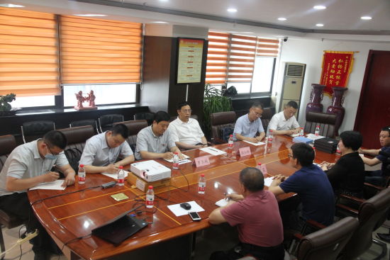 河南省委统战部副部长张红林一行与中新社河南分社采编人员进行座谈。马少青 摄