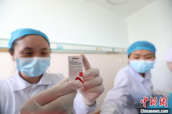 图为郑州医护人员展示新冠疫苗 阚力 摄