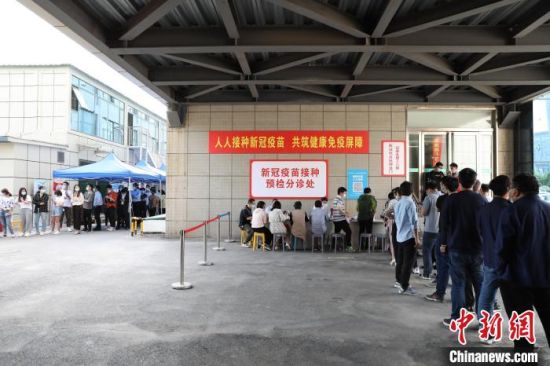 　图为郑州市民排队等待接种新冠疫苗 阚力 摄