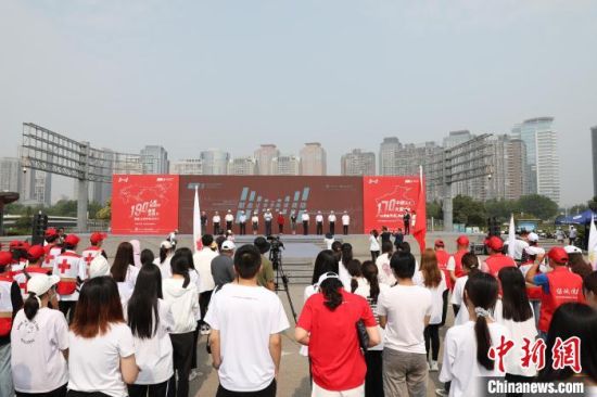 　图为6月10日郑州市举行世界献血者日主题活动 韩章云 摄