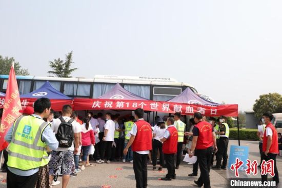 　图为世界献血者日即将到来，郑州各行各业志愿者参与无偿献血。　韩章云 摄