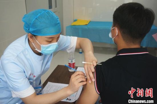 　图为郑州丰产路一接种点内，市民正在接种新冠疫苗第二针。　刘鹏 摄