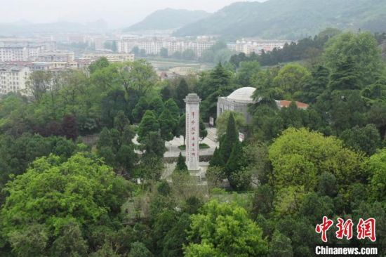 图为鄂豫皖苏区革命烈士陵园的纪念碑。　李超庆 摄