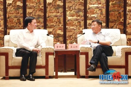 图为河南省政协副主席龚立群(右)与中国侨商联合会常务副会长曾焕沙(左)交谈。于俊章 摄