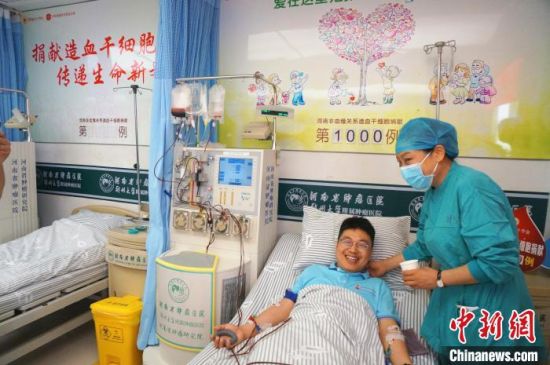 　采集造血干细胞过程中，姜淦卿神情轻松地与医护人员交流。　韩章云 摄