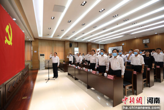 河南省委常委、统战部部长孙守刚带领全体党员重温入党誓词。阚力 摄