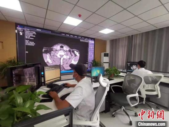 郸城县中医院医生在分级诊疗“云平台”上，查看患者CT影像。　李明明 摄
