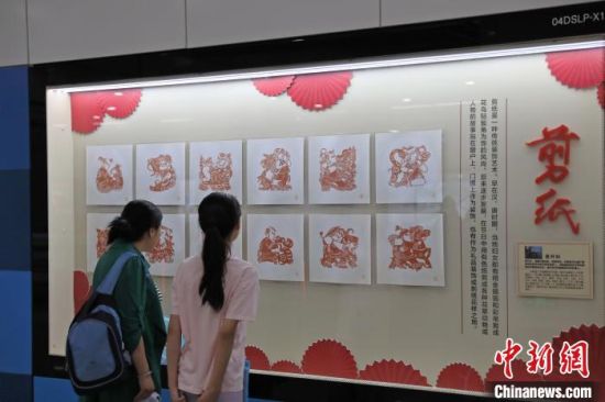 图为民众在参加郑州地铁4号线东十里铺站的“非遗墙”。　刘鹏 摄