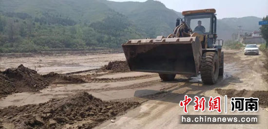 大新庄村支援车辆在疏通河道、清运淤塞物 博爱县委统战部供图