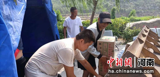 大新庄村干部群众将支援山区汉族村庄的物资送到救灾点。博爱县委统战部供图