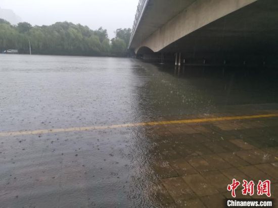 郑州市内河暴涨，快淹没桥墩。　李明明 摄