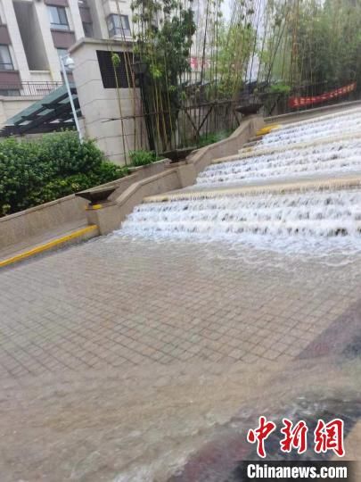 郑州市一小区内水流成“瀑布”。　李贵刚 摄