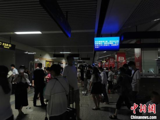 郑州地铁部分出口临时关闭，出行受阻，市民在地铁内躲雨。　韩章云 摄