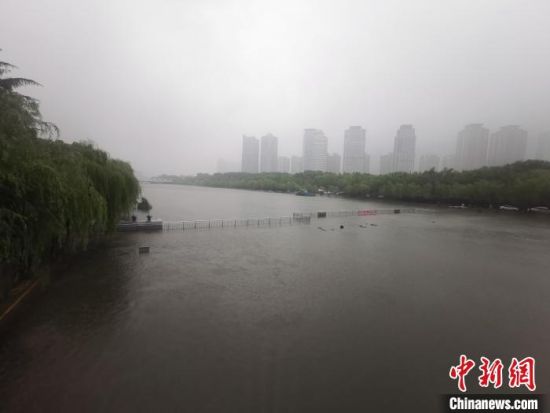  郑州市内河水位暴涨。　李明明 摄