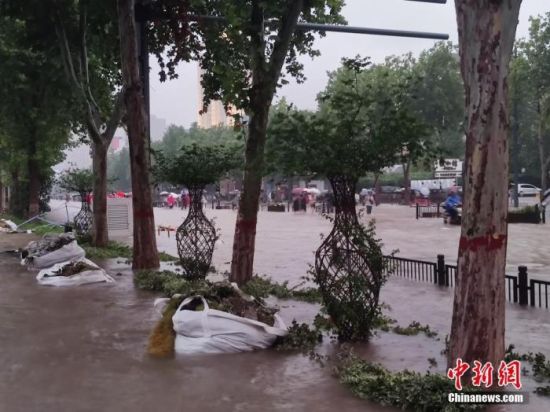7月20日，河南出现持续性强降水天气，多地出现暴雨、大暴雨，部分地区出现特大暴雨。郑州市已提升防汛应急响应至I级，持续强降雨导致部分街道积水严重。中新社记者 阚力 摄