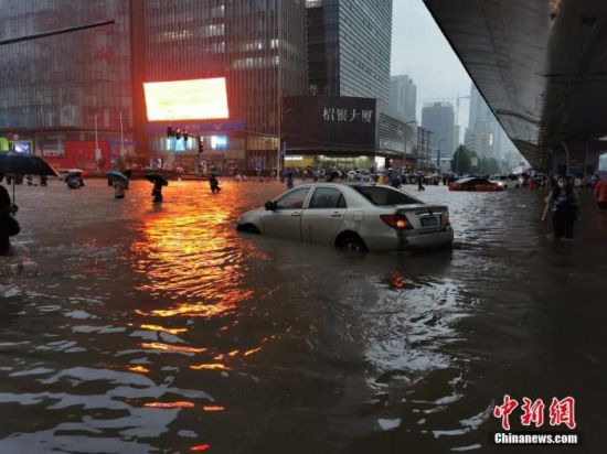 　7月20日，河南出现持续性强降水天气，多地出现暴雨、大暴雨，部分地区出现特大暴雨。中新社记者 韩章云 摄