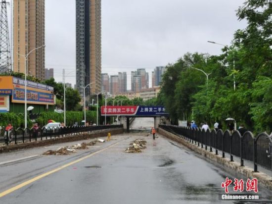 资料图：7月21日，河南，郑州暴雨第二日，经过一夜的抢险救援积水路段的积水明显下降，但街头仍有多处积水严重图为洪水消退后的郑州街头。中新社记者 李贵刚 摄