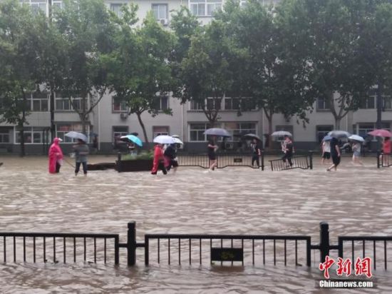 　资料图：7月20日，河南出现持续性强降水天气，多地出现暴雨、大暴雨，部分地区出现特大暴雨。郑州市已提升防汛应急响应至I级，持续强降雨导致部分街道积水严重。中新社记者 阚力 摄