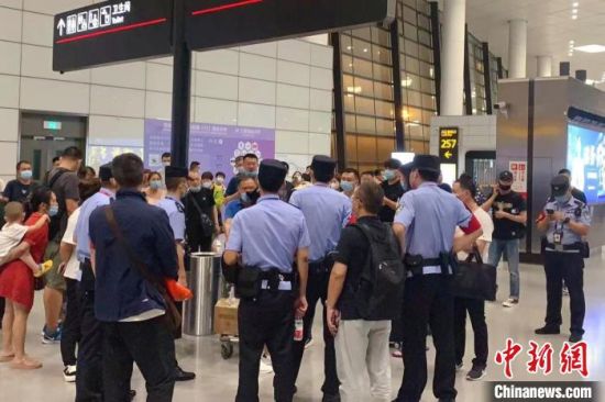 　图为郑州机场警方在执勤。　郑州机场警方 供图