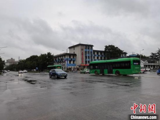 　图为郑州暴雨后一辆公交车行驶在路上。　李贵刚 摄
