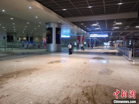 郑州东站一楼出站口旅客稀少，地板上暴雨过后积水的痕迹依然清晰可见。　李明明 摄