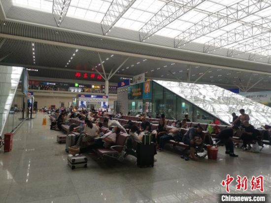 郑州东站候车厅内的滞留旅客。　李明明 摄