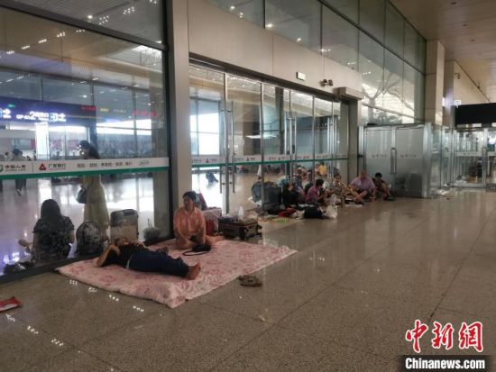 郑州东站候车厅内，有的滞留旅客席地而卧。　李明明 摄