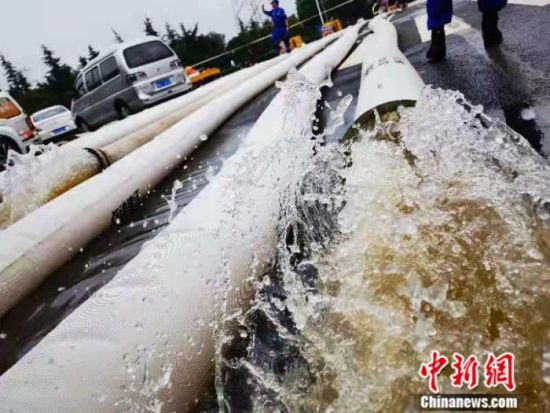 22日，河南郑州东四环和郑开大道交叉口处，一涵洞被淹，8根直径250毫米的排水管正在排水。郎朗摄