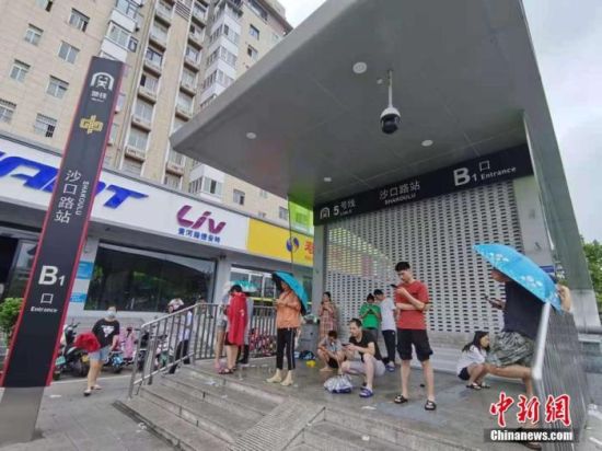　图为7月20日晚发生险情的郑州地铁五号线沙口路站出站口。 中新社记者 李贵刚 摄