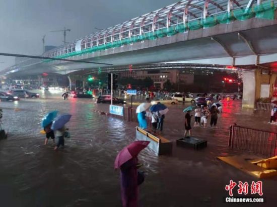 7月20日，郑州持续强降雨导致部分街道积水严重。中新社记者 阚力 摄