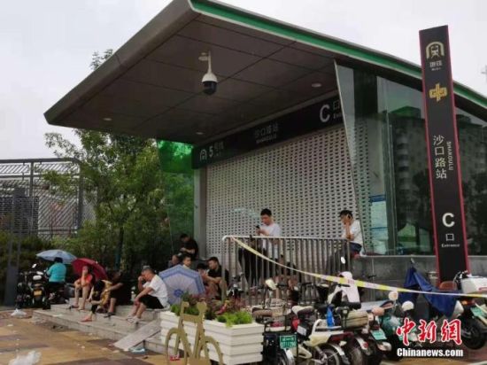 图为7月20日晚发生险情的郑州地铁五号线沙口路站出站口。中新社记者 李贵刚 摄