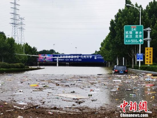 　22日，河南郑州东四环和郑开大道交叉口处，一总体高约5米涵洞已经完全被水淹没。郎朗摄