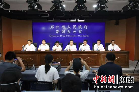 7月22日下午，郑州市政府举行新闻发布会 韩章云 摄