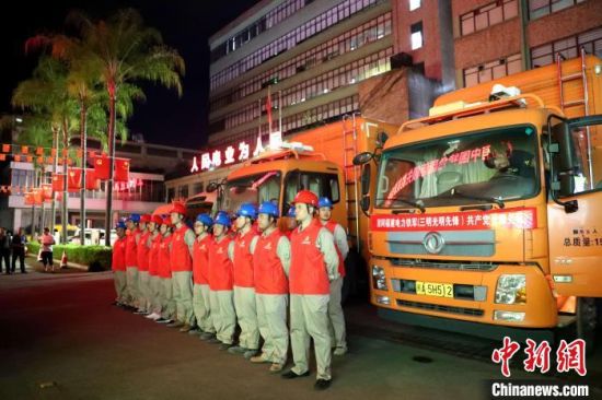图为：7月22日，国网三明供电公司7支共104人的抢险救援“突击队”于20时30分出发驰援郑州。　唐伟 摄