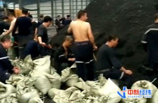 　煤矿工人正把矸石渣装进编织袋 来源：受访者供图