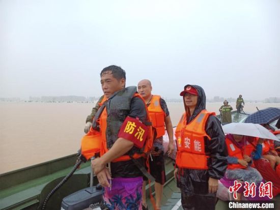 中国安能连夜搭建应急动力舟桥，转移河南新乡被困民众 湖北省应急管理厅供图
