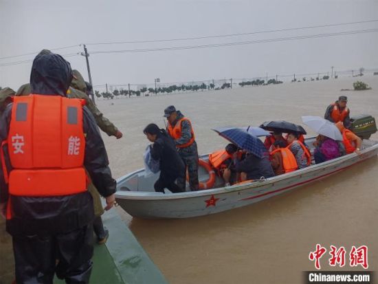 救援人员转移河南新乡被困民众 湖北省应急管理厅供图