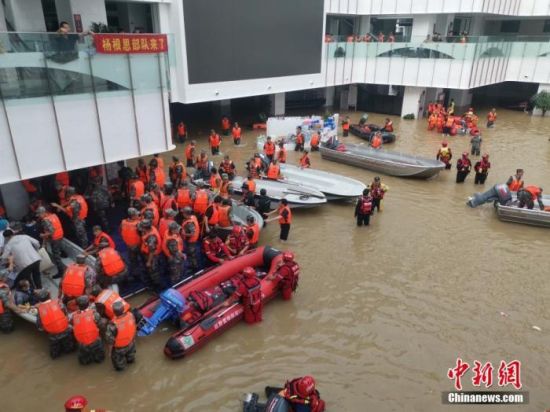 7月22日，受灾严重的郑州市阜外华中心血管病医院向外转运患者。图为救援人员用冲锋舟、皮划艇转运患者。 中新社发 李明明 摄